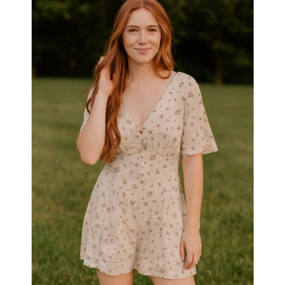 STORIA Cream Floral V-Neck Ruffle Sleeve Romper Small NWT Cottagecore